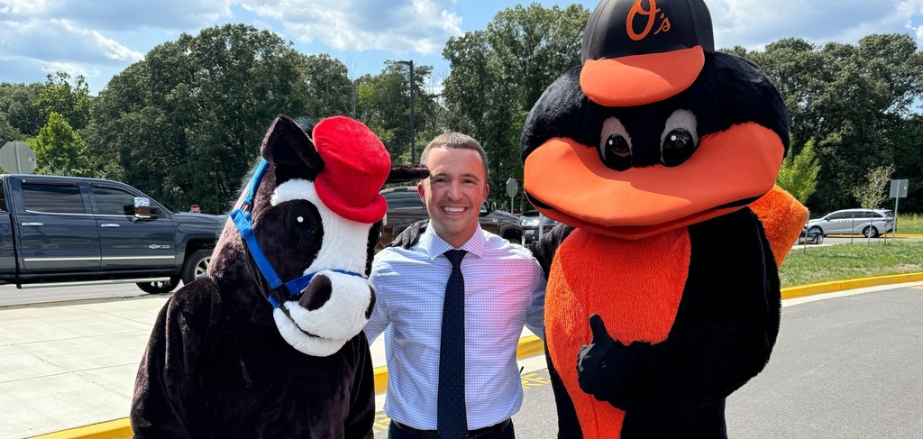 Photo of Principal and Oriole Bird posing with school mascot