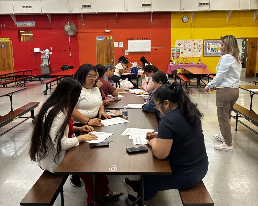 Group of moms participating in Latina Moms at North Glen