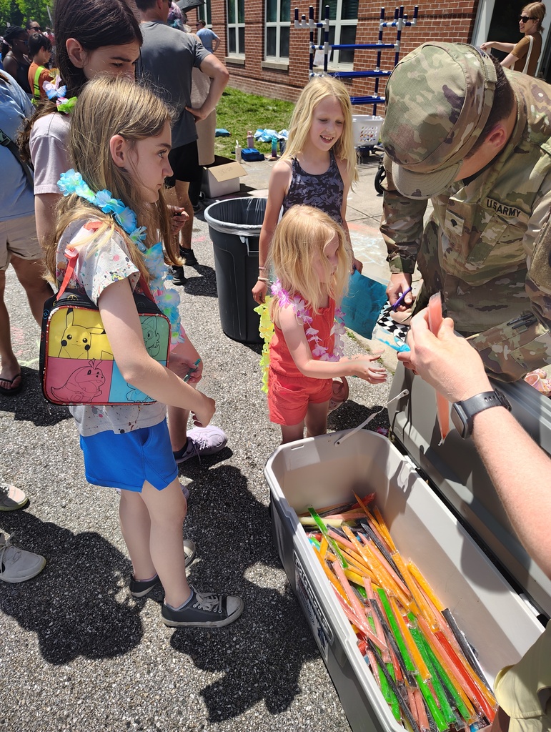students getting their ice pops!