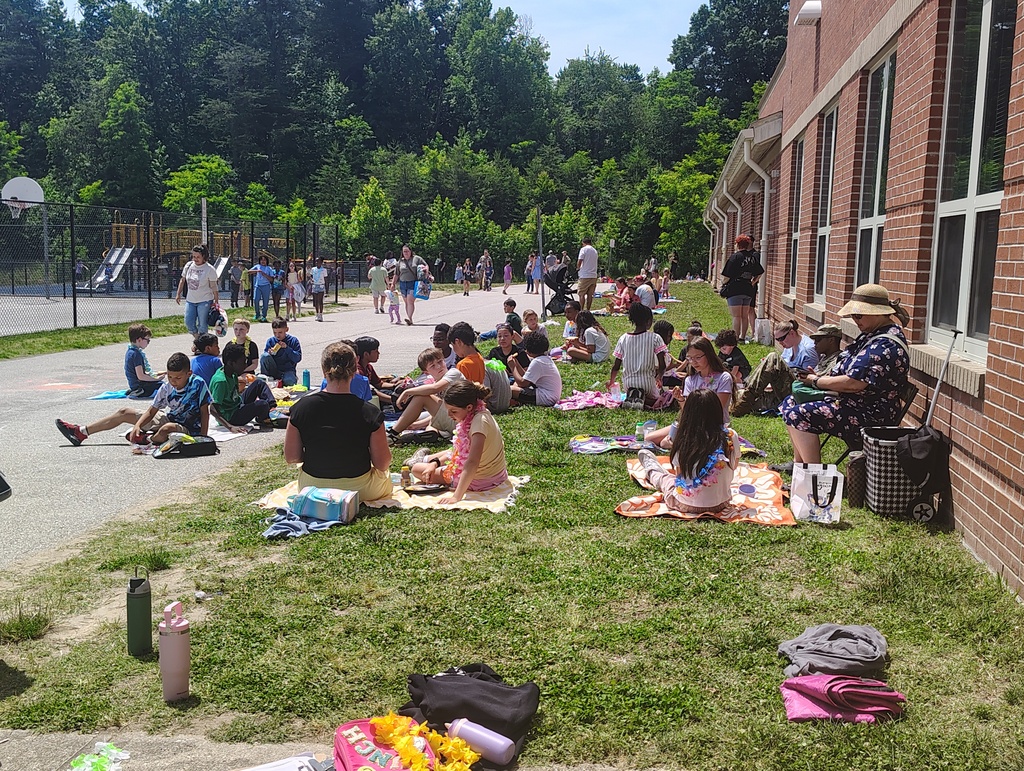 students and families eating picnic style