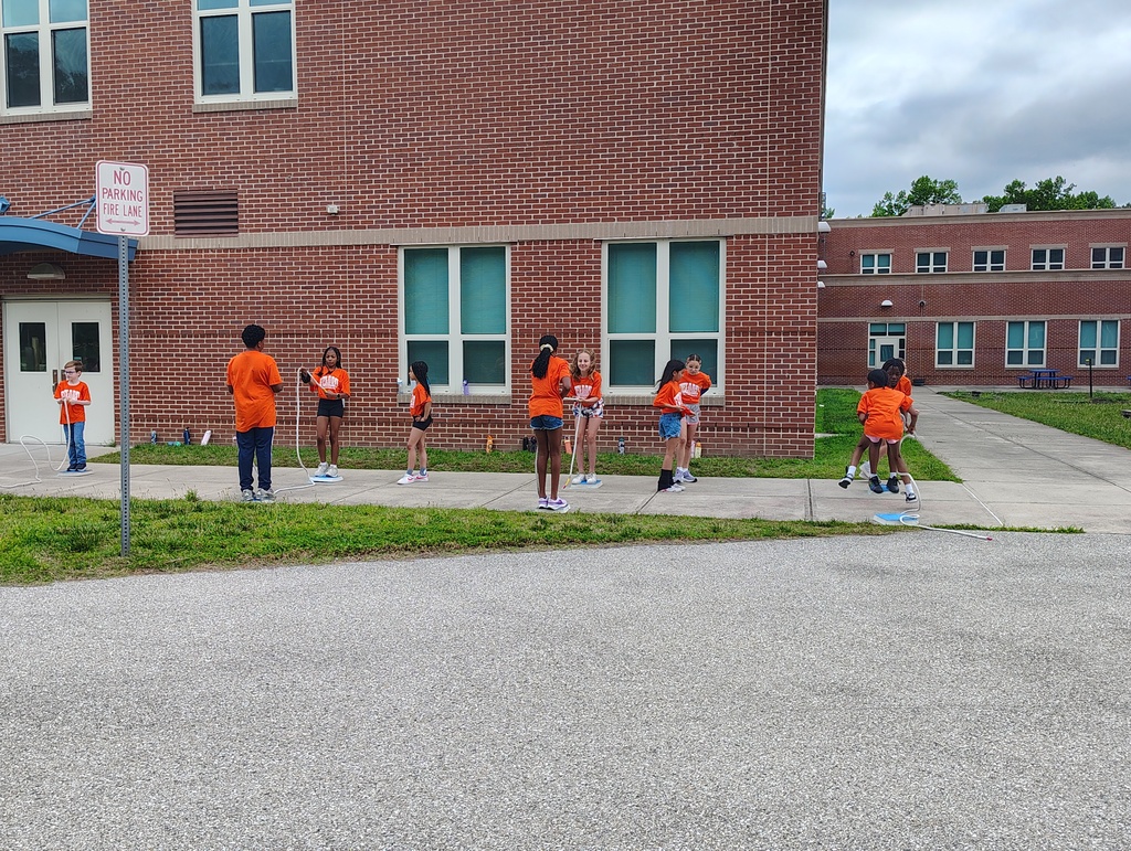 students playing tapple tug