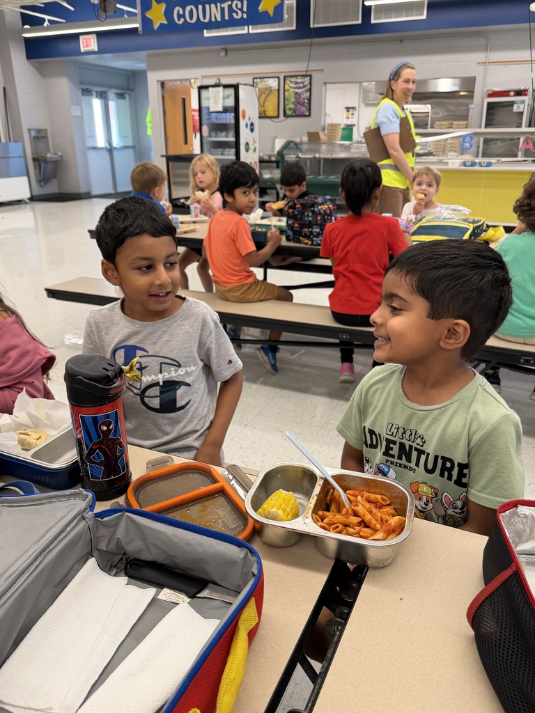 2 boys eating lunch and talking.