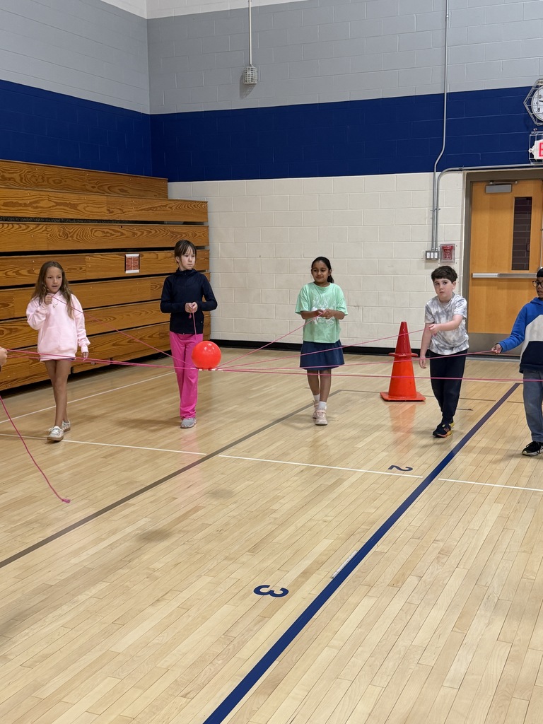 5 students holding the string.