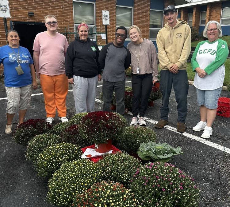 Group photo of students, staff, and customers who supported the Fall Mum Fundraiser.