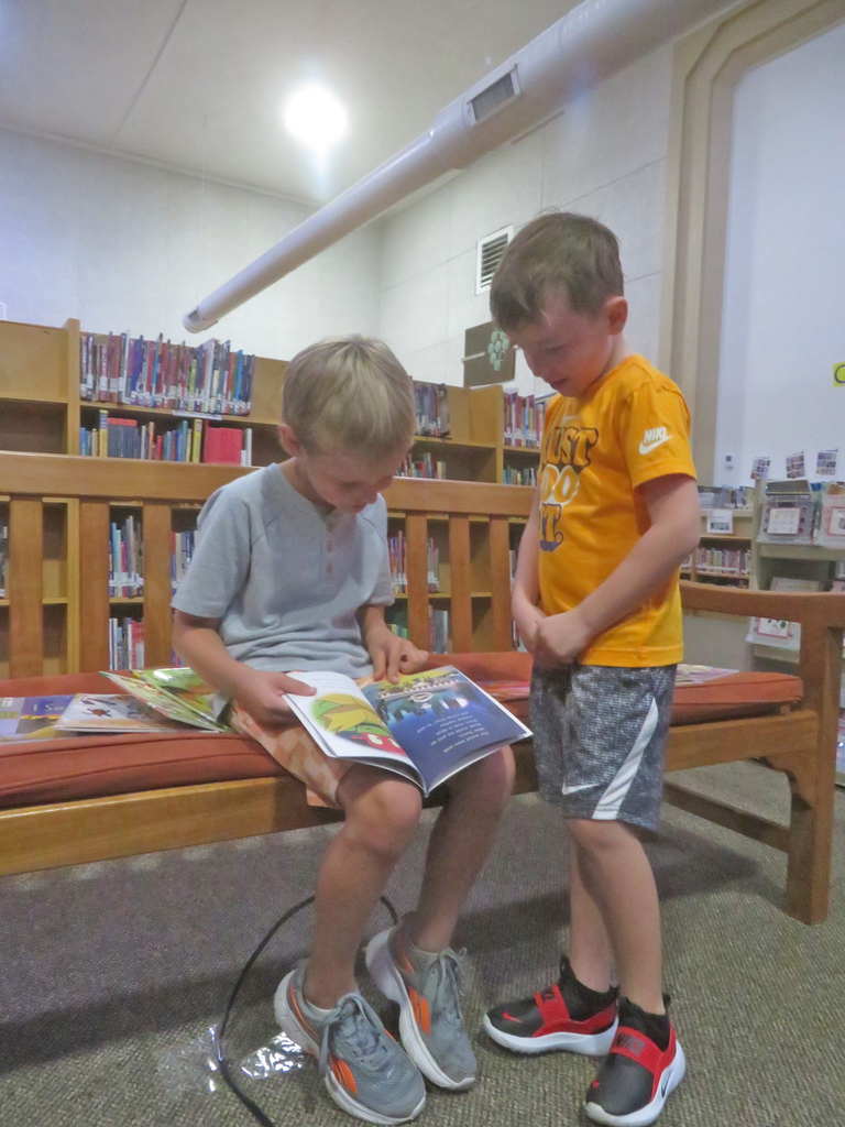 Kindergarteners in the library