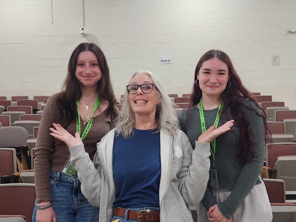 Author Laurie Halse Anderson with Arlington HS students