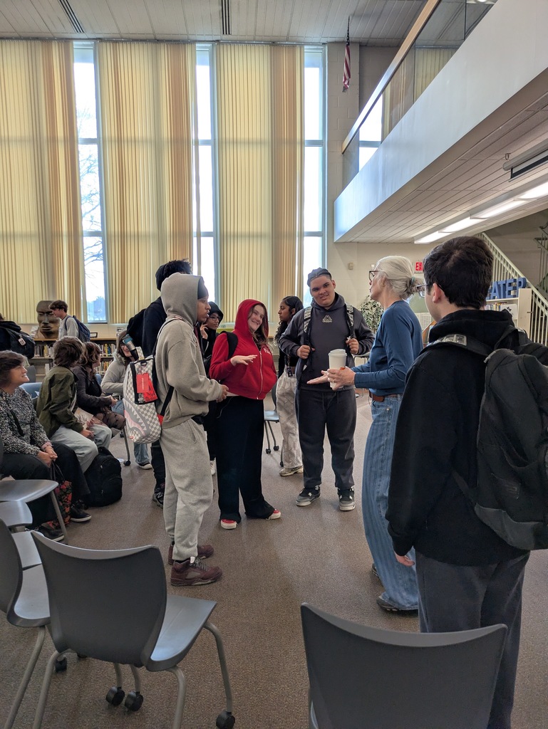  Author Laurie Halse Anderson talks with Arlington HS students