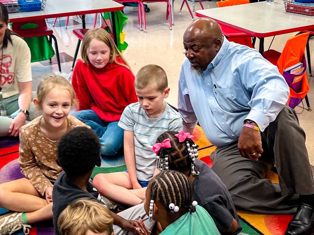 Putnam Superintendent Austin reads with the class