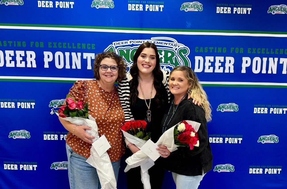 Award winners posing with flowers