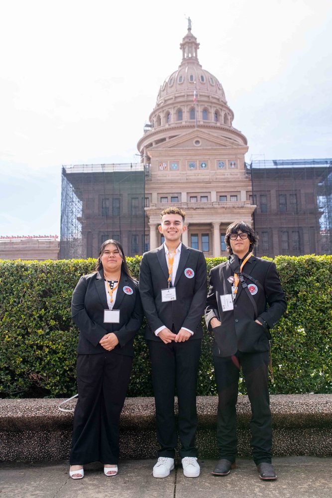 dhs students standing in front of the texas capitol