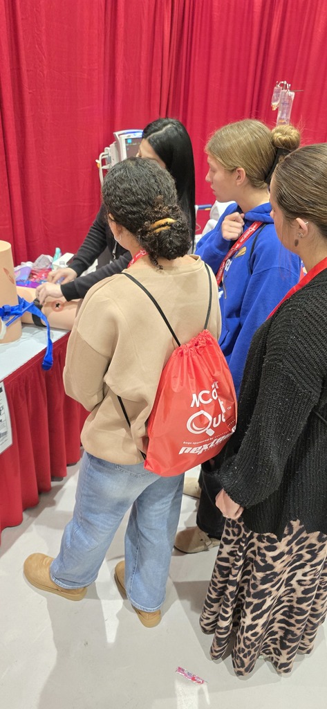 Learning how to apply a torniquet 