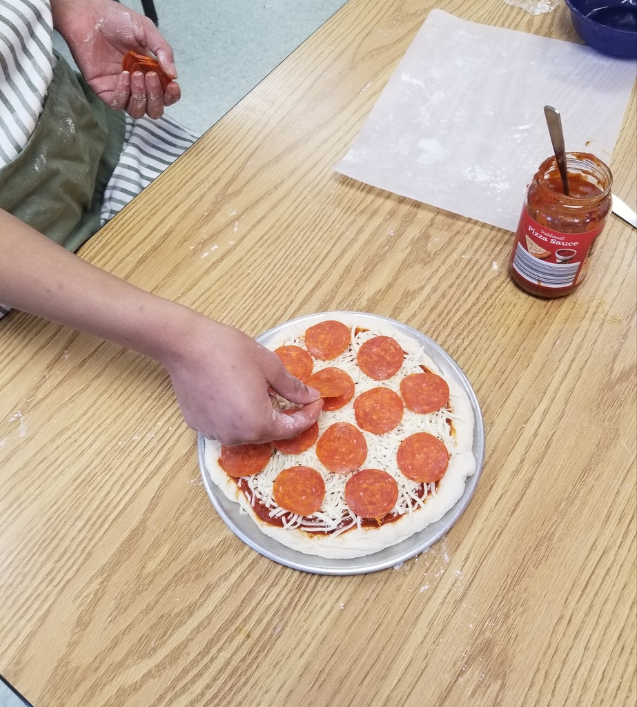 Skyar Redmond making the pepperoni pizza.