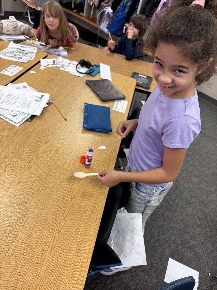 students decorating spoons