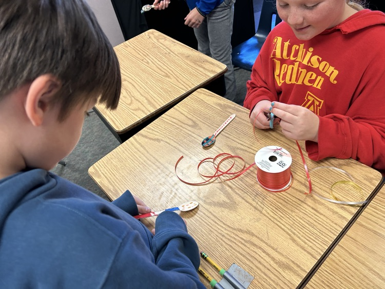 students decorating spoons