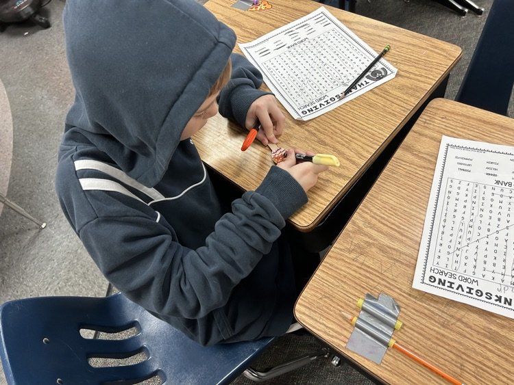 students decorating spoons
