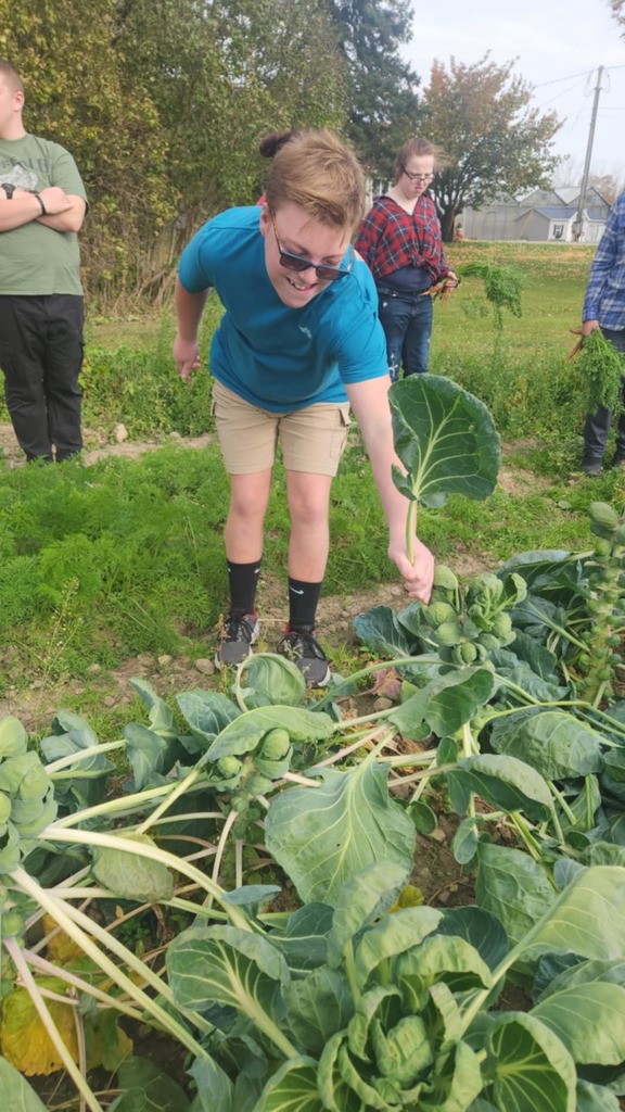 Jill Pierce’s students are pictured during a recent field trip to Fenton’s Produce in Batavia.