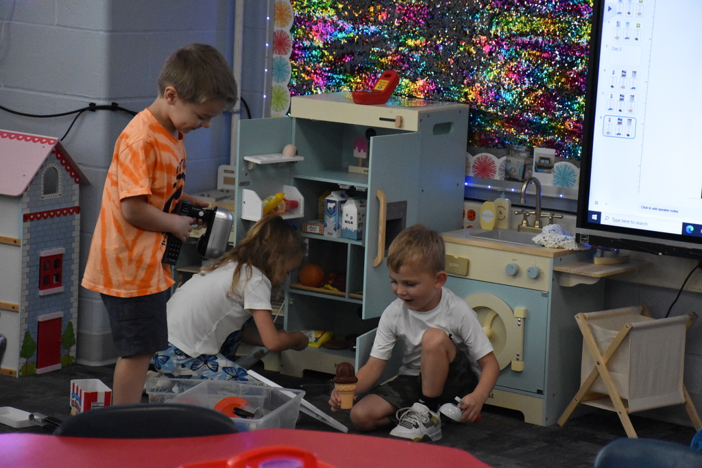 Scenes from Mrs. Vilagy’s, Mrs. Haniszewski’s, and Ms. Mapes’ class’s free time Thursday afternoon. 