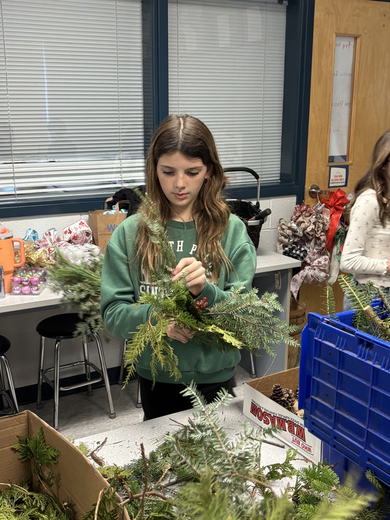 Scenes from our Fresh Connections Club’s wreath-making activity Dec. 10. 