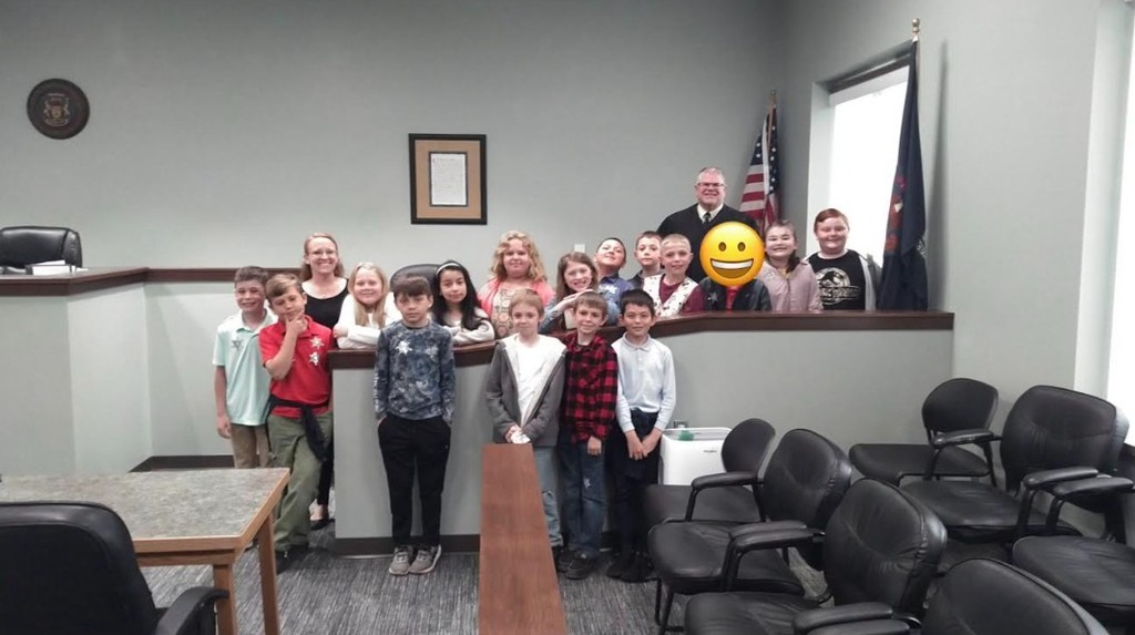 class picture in the courthouse
