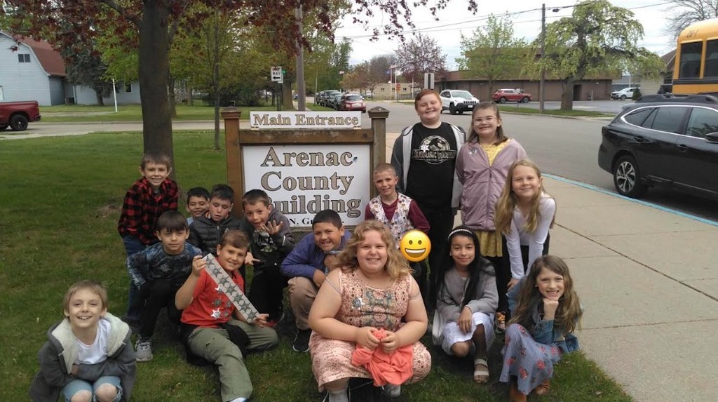 class picture outside of the courthouse