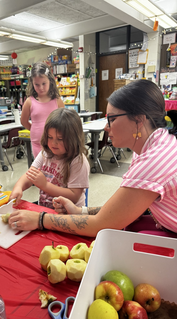 students prepping to make apple sauce 