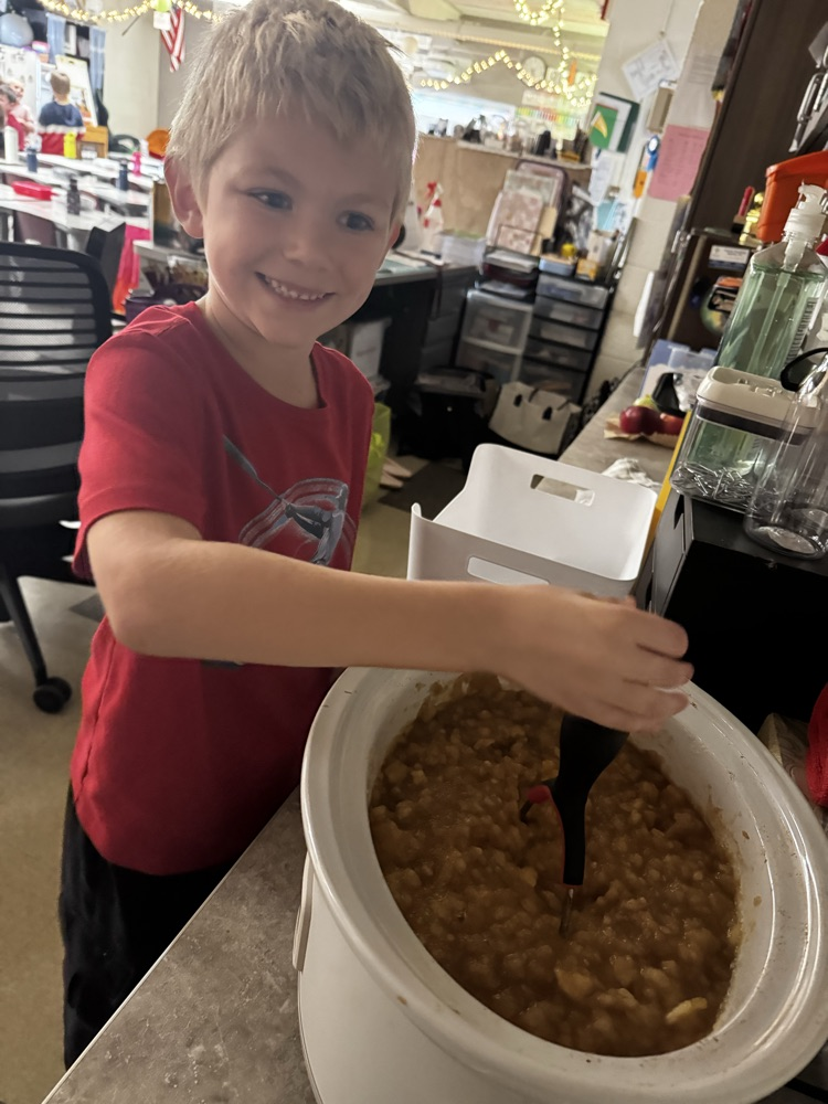 students prepping to make apple sauce 