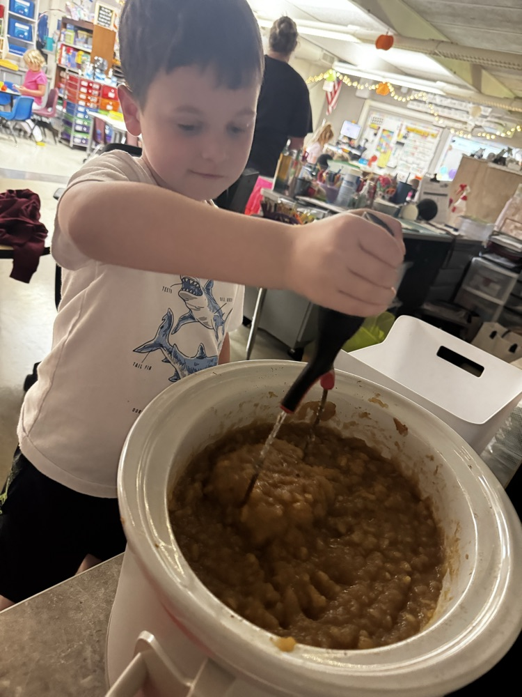 students prepping to make apple sauce 
