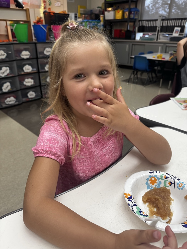 students eating apple sauce 