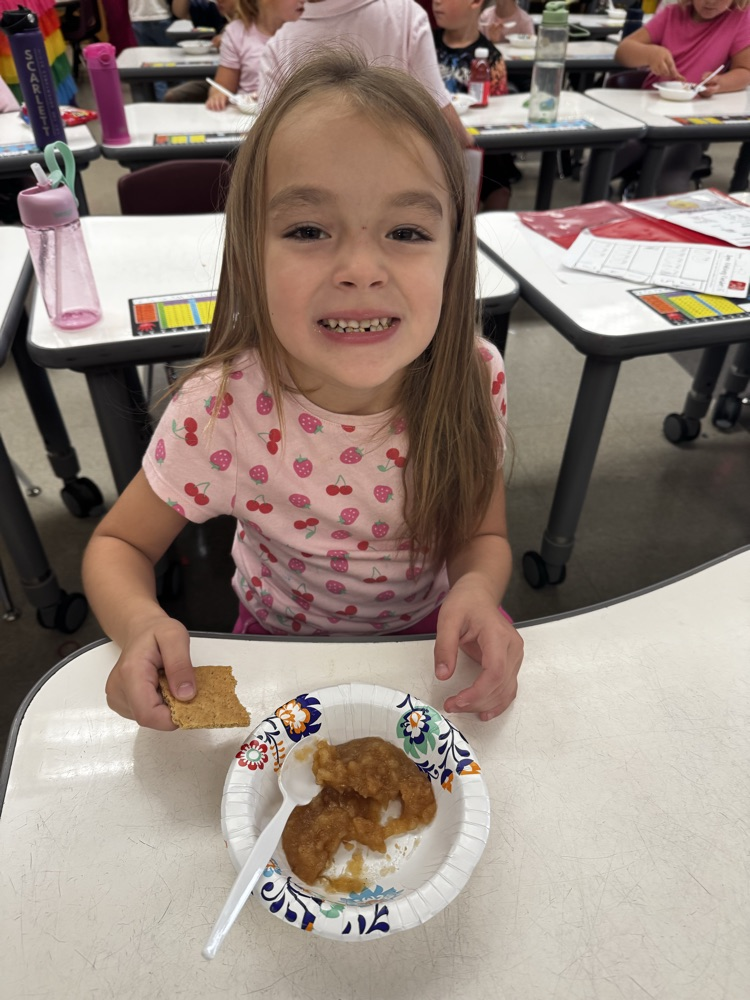 students eating apple sauce 