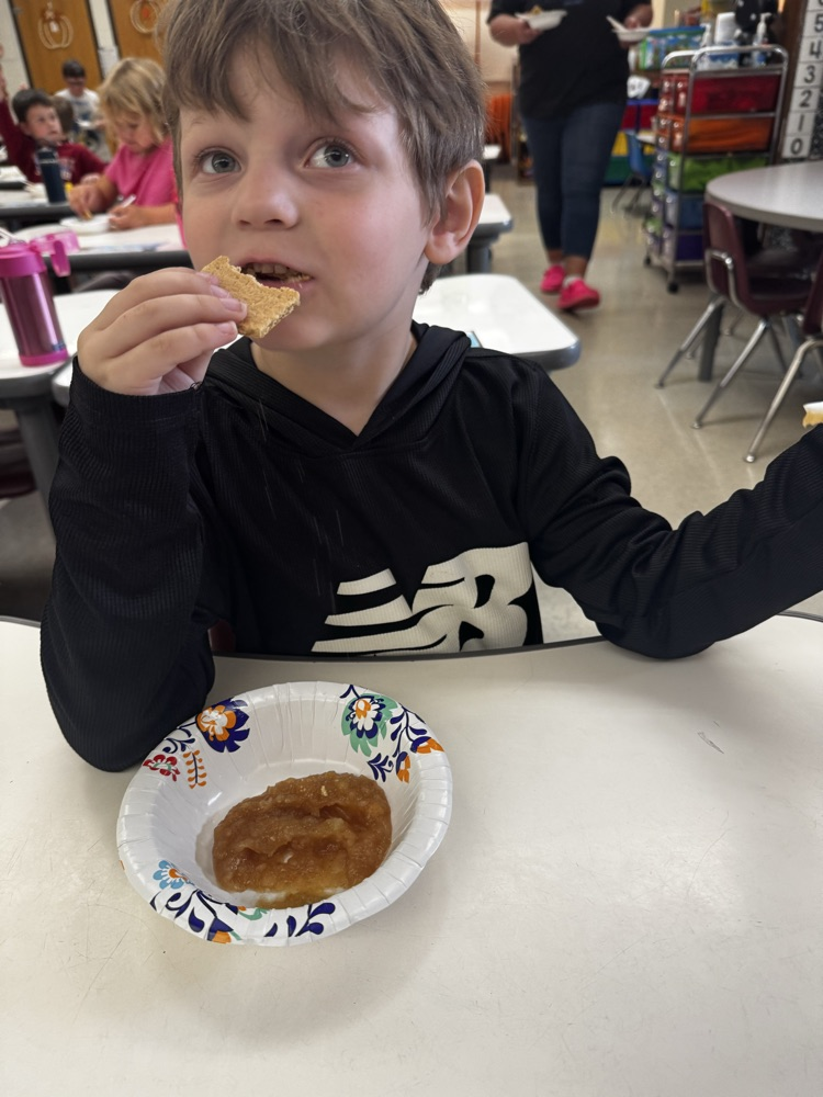 students eating apple sauce 