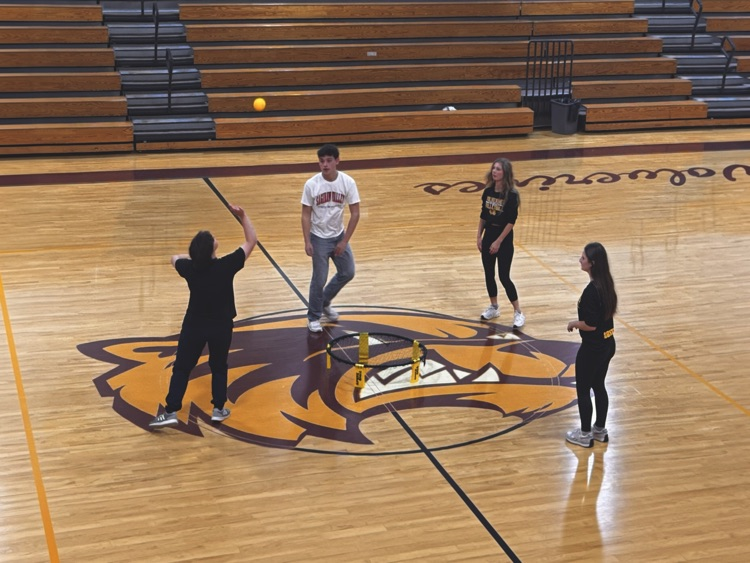 4 students playing spikeball