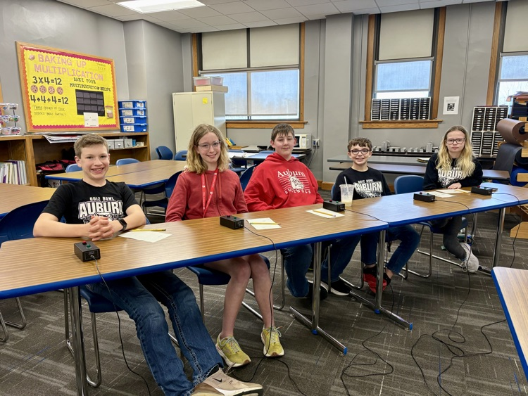 Congratulations to the Middle School Quiz Bowl teams for qualifying for the Gold Division Tournament at the ESU Competition! The 7th grade finished in the top 8 out of 32 teams!