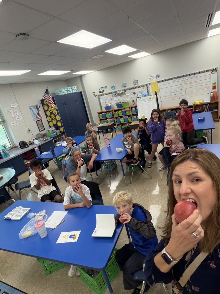 picture of 3rd grade class biting apples