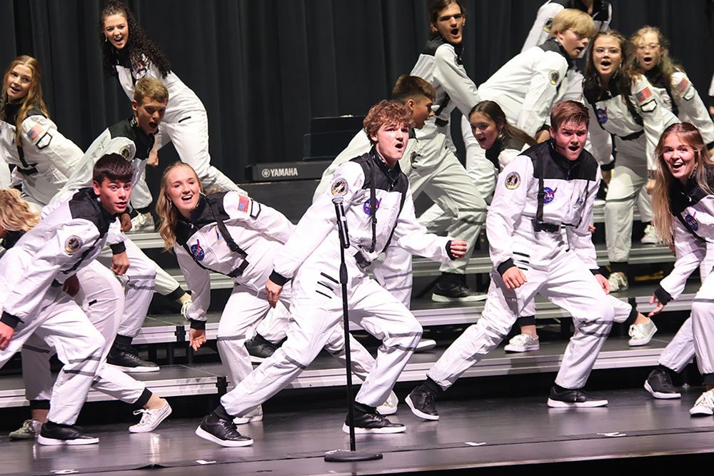 Show choir performs at Aurora