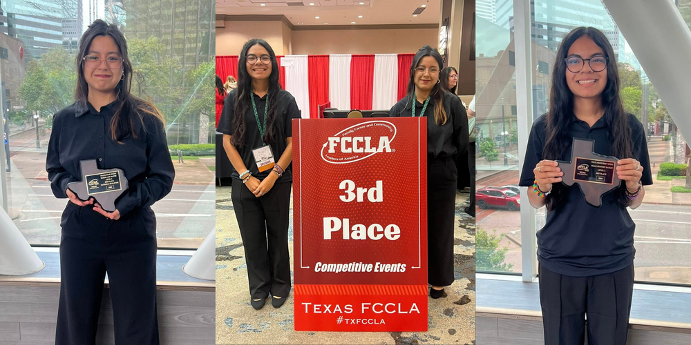Alexia Alonso and Azucena Neri holding their third place awards.