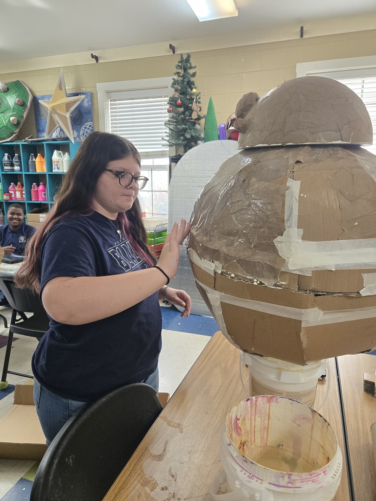 Art students creating 3-D objects