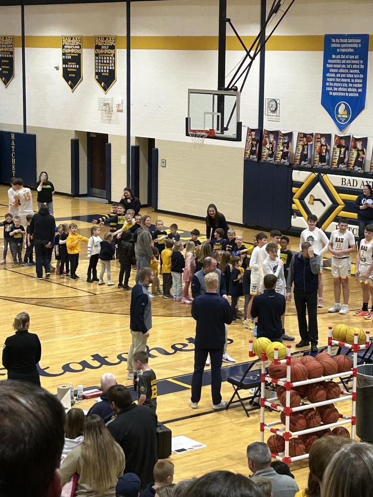 After their performance, BAPS kindergarteners line up on the court to high-five the varsity basketball players. 