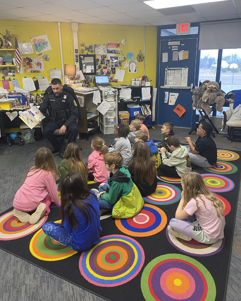 Local Police Officers read to Elementary Hatchets.