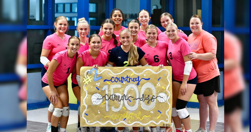 Courtney Copeland 1500 digs poses with teammates