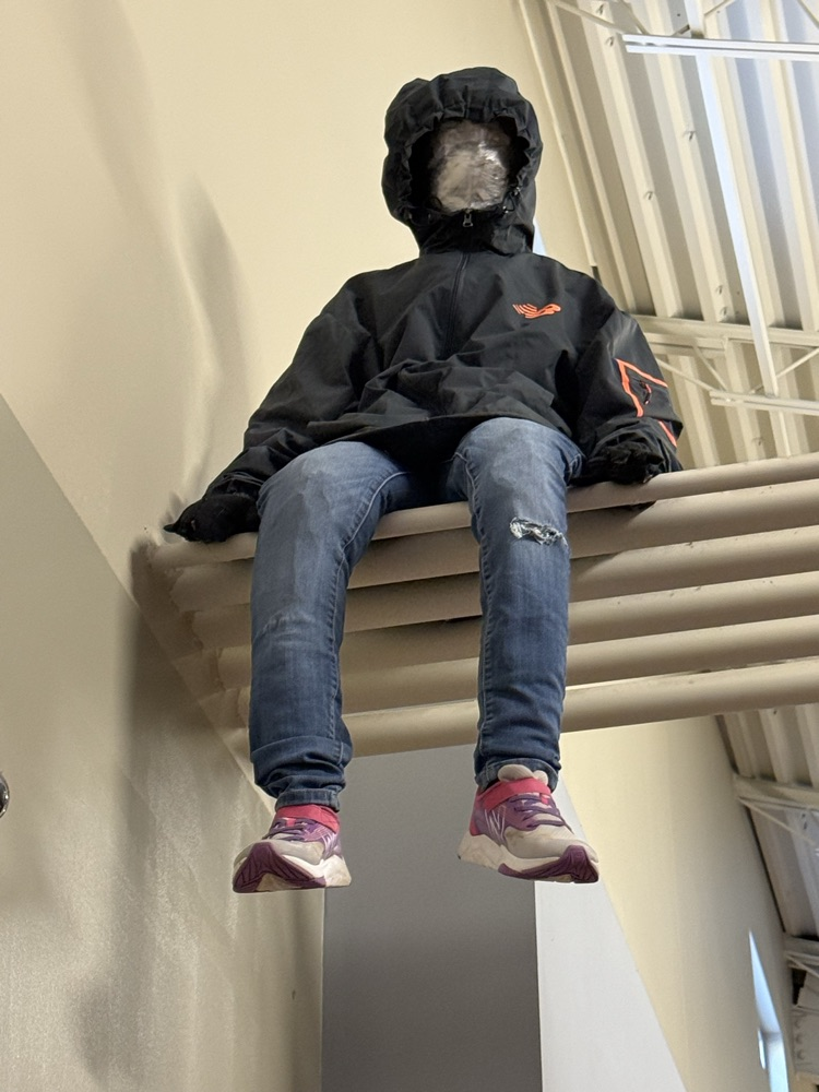 Sculpture watching out for everyone 