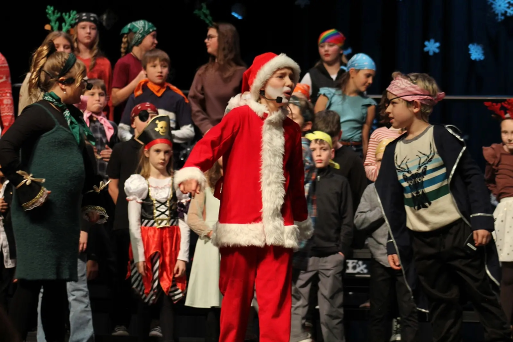 4th grade students singing.