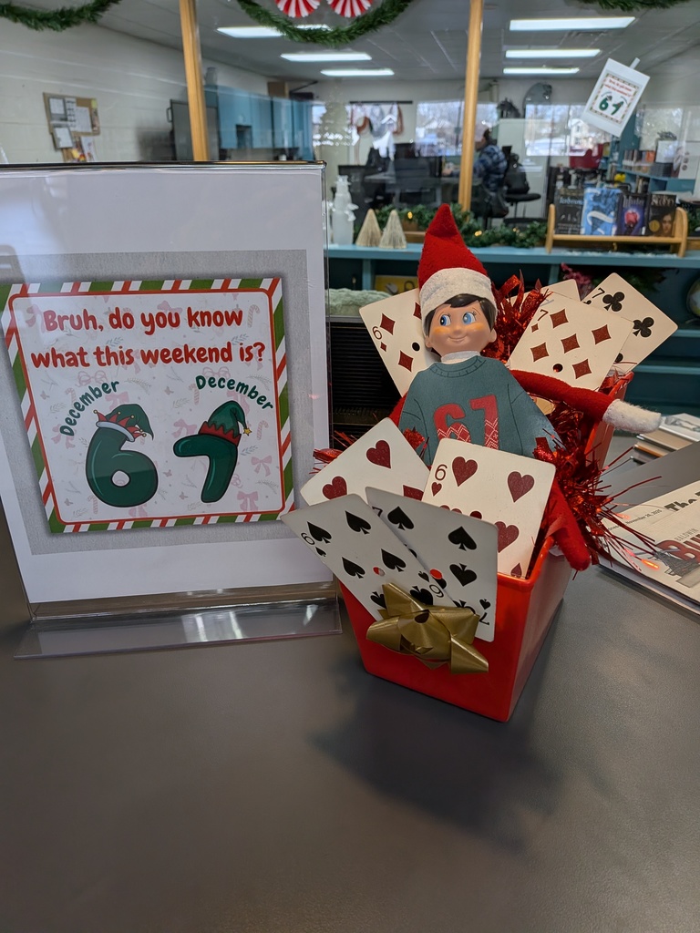 Elfred with cards saying 6 / 7.