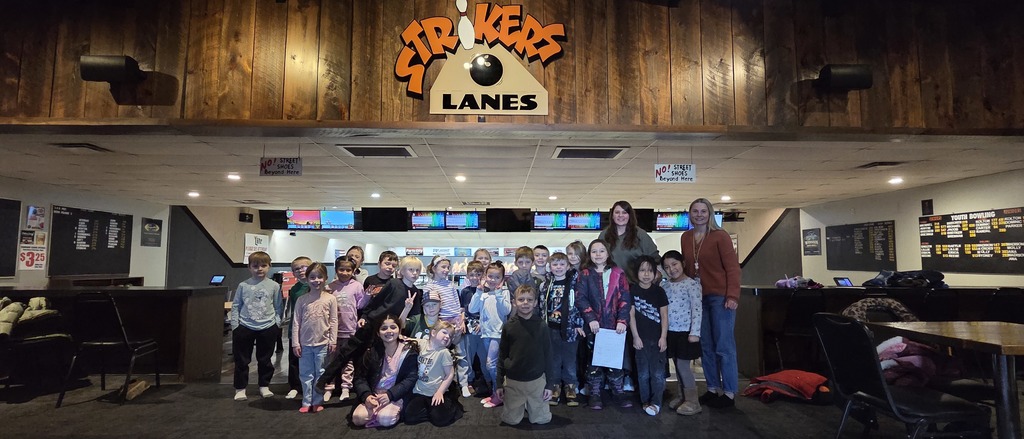Class picture at the bowling alley