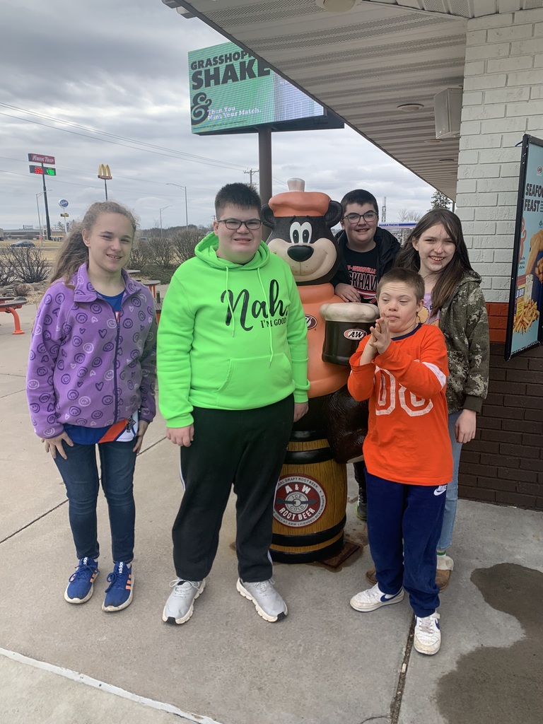 Students outside at A&W with the bear.