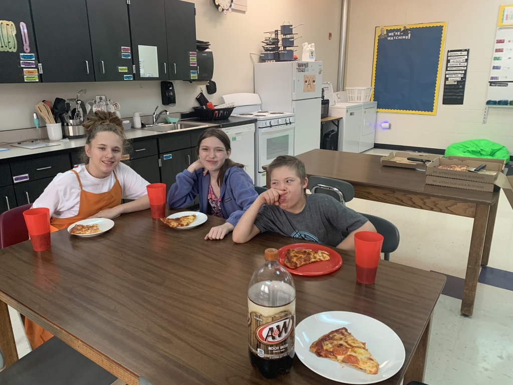Students enjoying pizza and root beer.