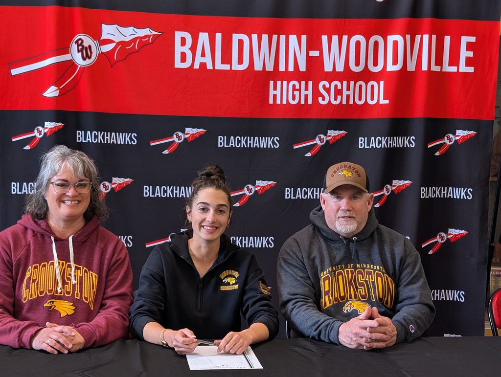 Linnea and parents smiling.