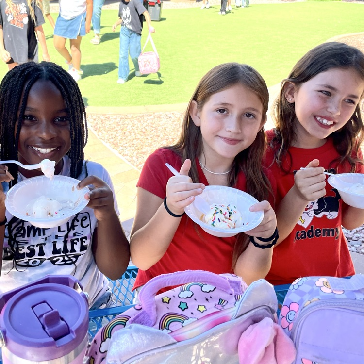children eating icecream