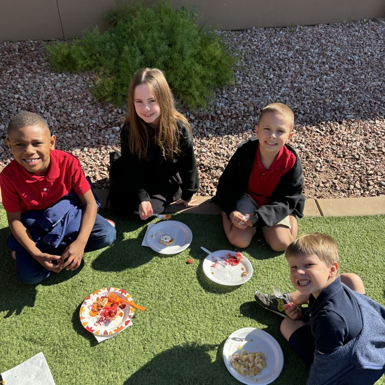 kids eating pie
