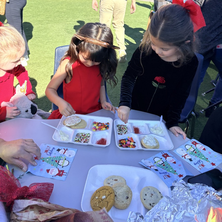kids decorating cookies