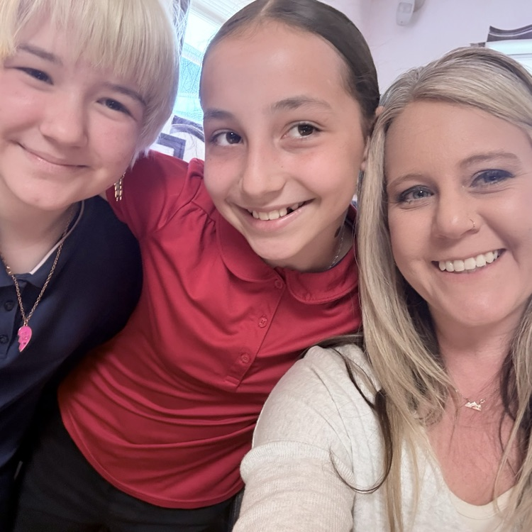 kids and teacher smiling 